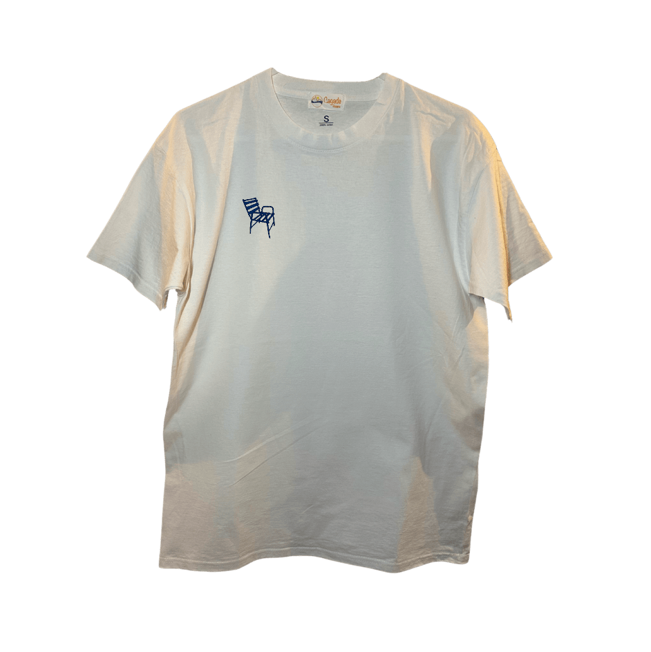 T-shirt oversize blanc, 100% coton. Personnalisation du t-shirt grâce à des broderies. Il faut choisir parmi un choix de broderies dessinées à la main sur le thème de l’été sur la Côte d’Azur dans les Alpes Maritimes, 06. Il faut aussi choisir la position de la broderie entre à gauche côté cœur, à droite ou au milieu. Toutes les broderies sont faites à la commande selon la personnalisation choisie. Ici, il s’agit de la broderie chaise bleue. Emblème de la ville de Nice.