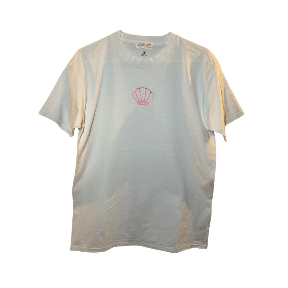 T-shirt oversize blanc, 100% coton. Personnalisation du t-shirt grâce à des broderies. Il faut choisir parmi un choix de broderies dessinées à la main sur le thème de l’été sur la Côte d’Azur dans les Alpes Maritimes, 06. Il faut aussi choisir la position de la broderie entre à gauche côté cœur, à droite ou au milieu. Toutes les broderies sont faites à la commande selon la personnalisation choisie. Ici, il s’agit de la broderie coquillage, rose clair.