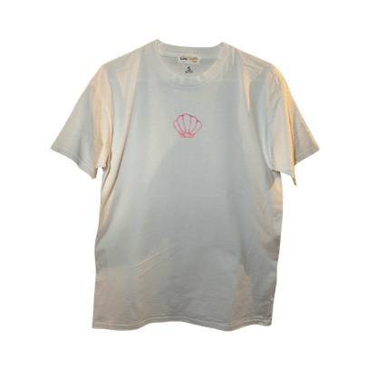 T-shirt oversize blanc, 100% coton. Personnalisation du t-shirt grâce à des broderies. Il faut choisir parmi un choix de broderies dessinées à la main sur le thème de l’été sur la Côte d’Azur dans les Alpes Maritimes, 06. Il faut aussi choisir la position de la broderie entre à gauche côté cœur, à droite ou au milieu. Toutes les broderies sont faites à la commande selon la personnalisation choisie. Ici, il s’agit de la broderie coquillage, rose clair.