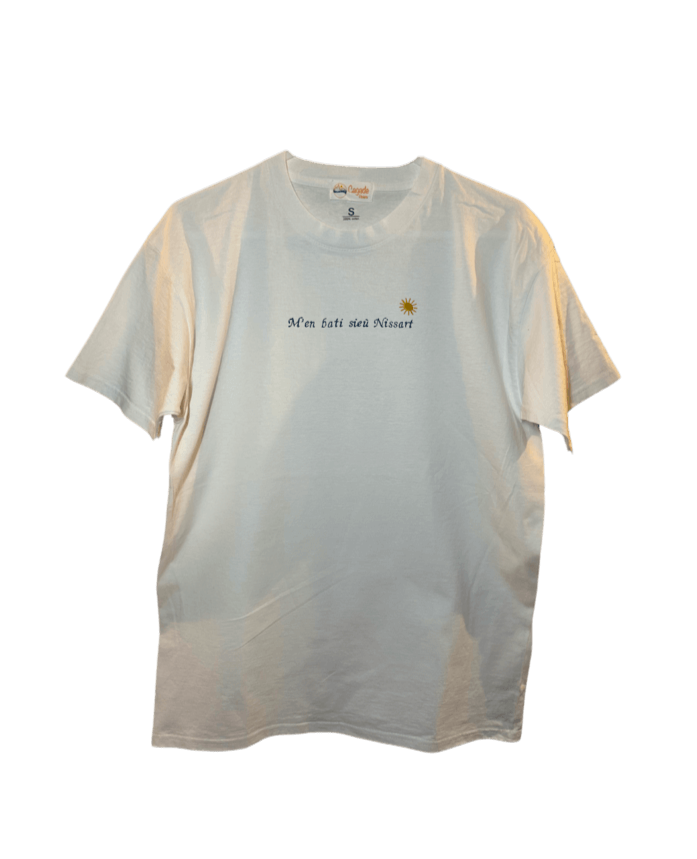 T-shirt oversize blanc, 100% coton. Personnalisation du t-shirt grâce à des broderies. Il faut choisir parmi un choix de broderies dessinées à la main sur le thème de l’été sur la Côte d’Azur dans les Alpes Maritimes, 06. Toutes les broderies sont faites à la commande selon la personnalisation choisie. Ici, il s’agit de la broderie "m'en bati sieu Nissart" pour tous les niçois niçoises Nice