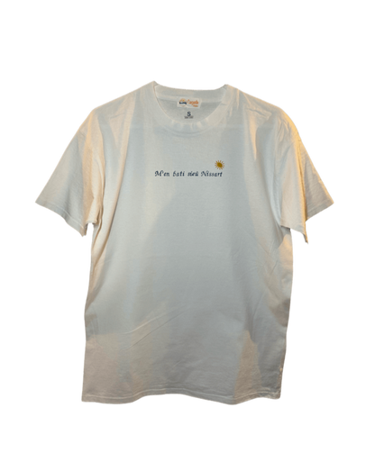T-shirt oversize blanc, 100% coton. Personnalisation du t-shirt grâce à des broderies. Il faut choisir parmi un choix de broderies dessinées à la main sur le thème de l’été sur la Côte d’Azur dans les Alpes Maritimes, 06. Toutes les broderies sont faites à la commande selon la personnalisation choisie. Ici, il s’agit de la broderie "m'en bati sieu Nissart" pour tous les niçois niçoises Nice