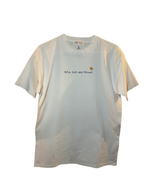T-shirt oversize blanc, 100% coton. Personnalisation du t-shirt grâce à des broderies. Il faut choisir parmi un choix de broderies dessinées à la main sur le thème de l’été sur la Côte d’Azur dans les Alpes Maritimes, 06. Toutes les broderies sont faites à la commande selon la personnalisation choisie. Ici, il s’agit de la broderie "m'en bati sieu Nissart" pour tous les niçois niçoises Nice