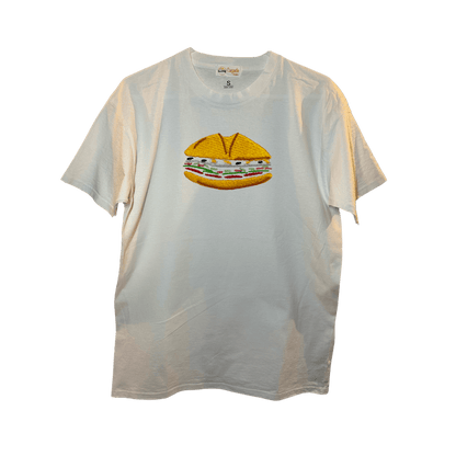 T-shirt oversize blanc, 100% coton. Personnalisation du t-shirt grâce à des broderies. Il faut choisir parmi un choix de broderies dessinées à la main sur le thème de l’été sur la Côte d’Azur dans les Alpes Maritimes, 06. Il faut aussi choisir la position de la broderie entre à gauche côté cœur, à droite ou au milieu. Toutes les broderies sont faites à la commande selon la personnalisation choisie. Ici, il s’agit de la broderie pan bagnat, sandwich spécialité niçoise. Spécialité de la ville de Nice.