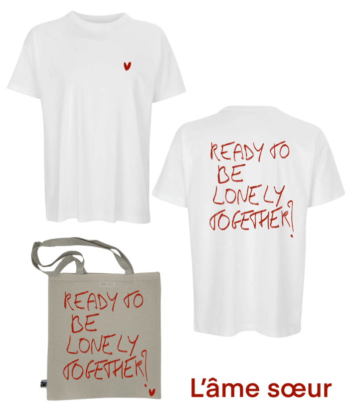 T-shirt oversize blanc écriture dans le dos couple amour love idée cadeau saint valentin et son tote bag assorti avec écriture et petit coeur rouge DTF print