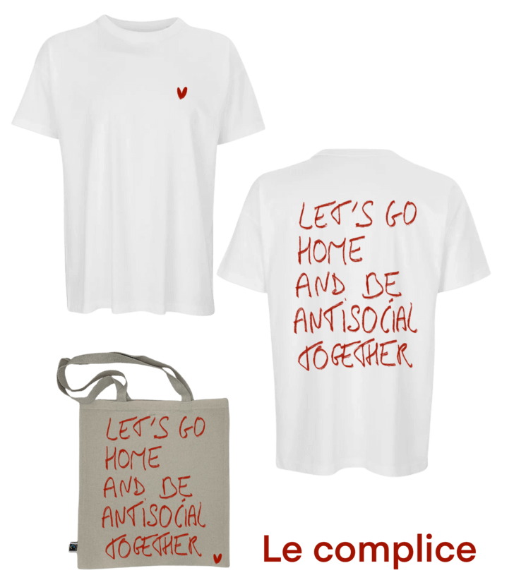 T-shirt oversize blanc écriture dans le dos couple amour love idée cadeau saint valentin et son tote bag assorti avec écriture et petit coeur rouge DTF print