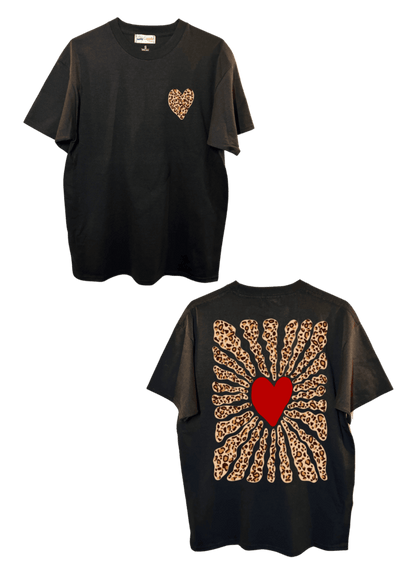 T-shirt oversize noir, manche courte, 100% coton. Personnalisation du t-shirt grâce à une technique de flocage, le DTF, pour une meilleure qualité d’impression et de tenue. La personnalisation est floquée à l’avant au milieu en haut et à l’arrière en grand dans le dos. Ici, il s’agit de la personnalisation de DTF coeur léopard à l'avant et coeur rouge avec soleil léopard à l'arrière.
