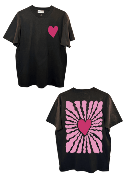 T-shirt oversize noir, manche courte, 100% coton. Personnalisation du t-shirt grâce à une technique de flocage, le DTF, pour une meilleure qualité d’impression et de tenue. La personnalisation est floquée à l’avant au milieu en haut et à l’arrière en grand dans le dos. Ici, il s’agit de la personnalisation de DTF coeur rose avant et arrière.