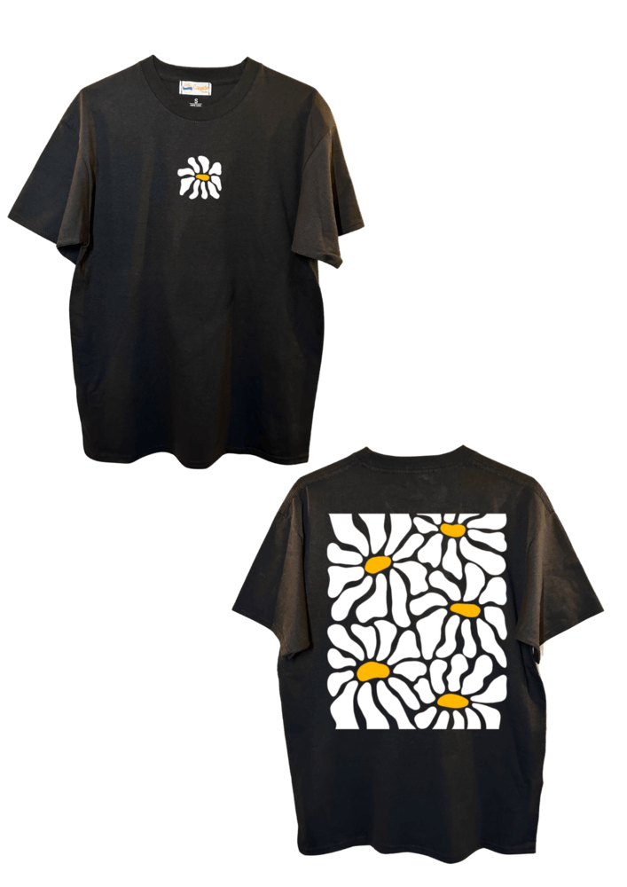 T-shirt oversize noir, manche courte, 100% coton. Personnalisation du t-shirt grâce à une technique de flocage, le DTF, pour une meilleure qualité d’impression et de tenue. La personnalisation est floquée à l’avant au milieu en haut et à l’arrière en grand dans le dos. Ici, il s’agit de la personnalisation de DTF fleur blanche.
