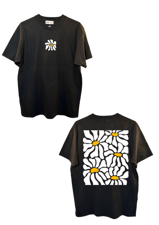 T-shirt oversize noir, manche courte, 100% coton. Personnalisation du t-shirt grâce à une technique de flocage, le DTF, pour une meilleure qualité d’impression et de tenue. La personnalisation est floquée à l’avant au milieu en haut et à l’arrière en grand dans le dos. Ici, il s’agit de la personnalisation de DTF fleur blanche.