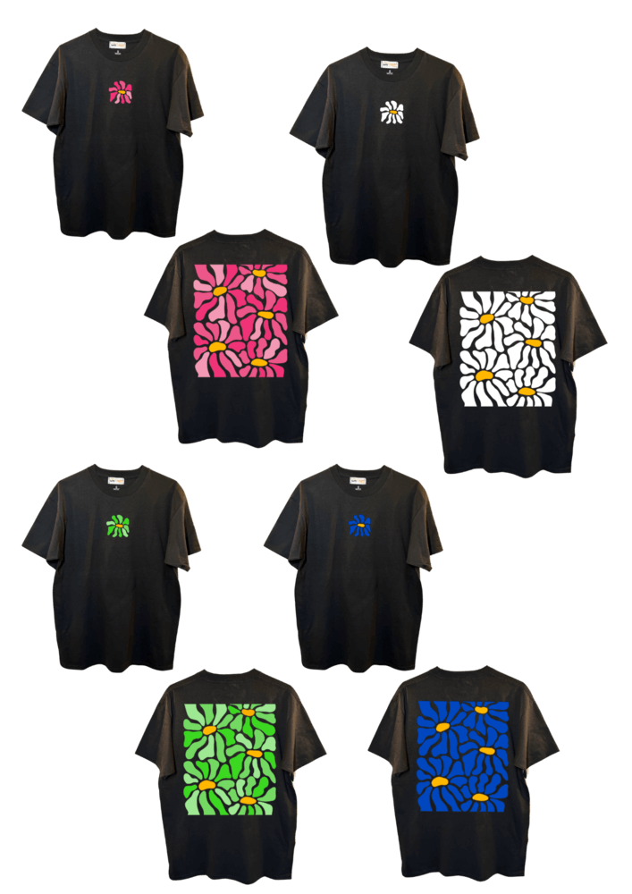 T-shirt oversize blanc, 100% coton. Personnalisation du t-shirt grâce à une technique de flocage, le DTF, pour une meilleure qualité d’impression et de tenue. La personnalisation est floquée au centre, en haut milieu et dans le dos. Ici, il s’agit des personnalisations de DTF fleur en rose, blanc, vert et bleu.