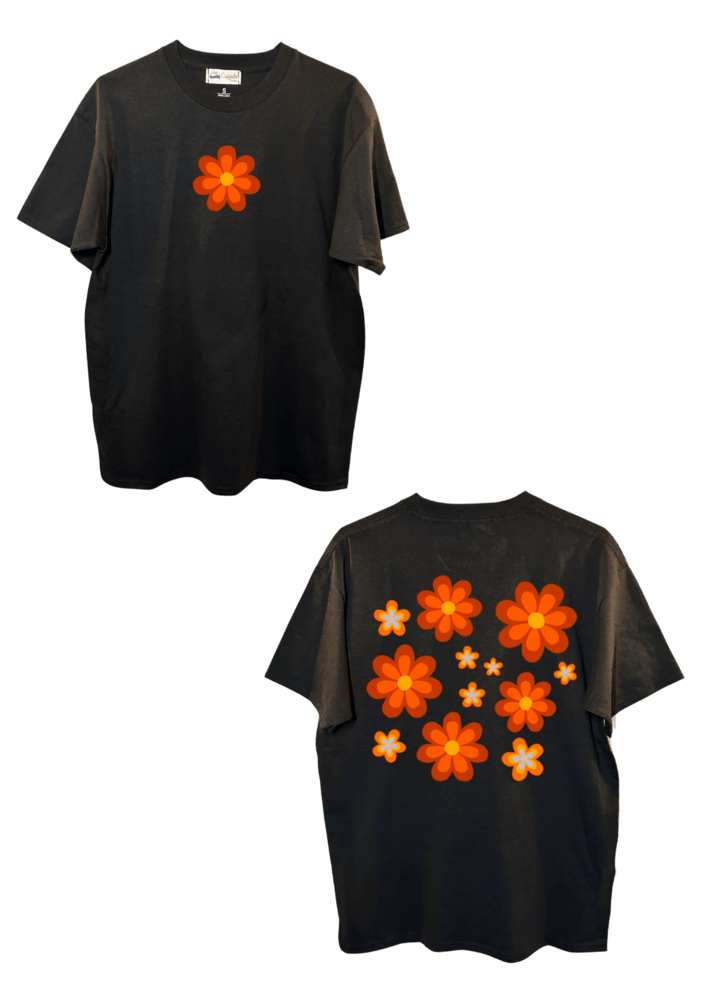 T-shirt oversize noir, manche courte, 100% coton. Personnalisation du t-shirt grâce à une technique de flocage, le DTF, pour une meilleure qualité d’impression et de tenue. La personnalisation est floquée à l’avant au milieu en haut et à l’arrière en grand dans le dos. Ici, il s’agit de la personnalisation de DTF fleur orange style seventies 70.