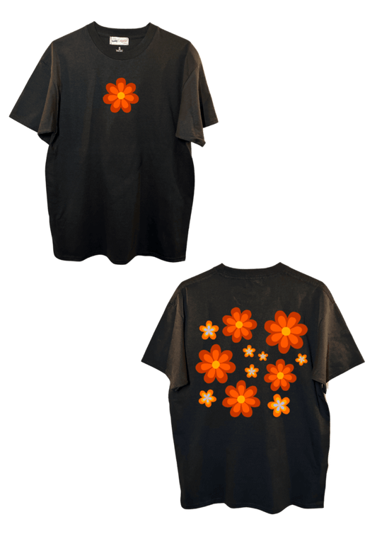 T-shirt oversize noir, manche courte, 100% coton. Personnalisation du t-shirt grâce à une technique de flocage, le DTF, pour une meilleure qualité d’impression et de tenue. La personnalisation est floquée à l’avant au milieu en haut et à l’arrière en grand dans le dos. Ici, il s’agit de la personnalisation de DTF fleur orange style seventies 70.