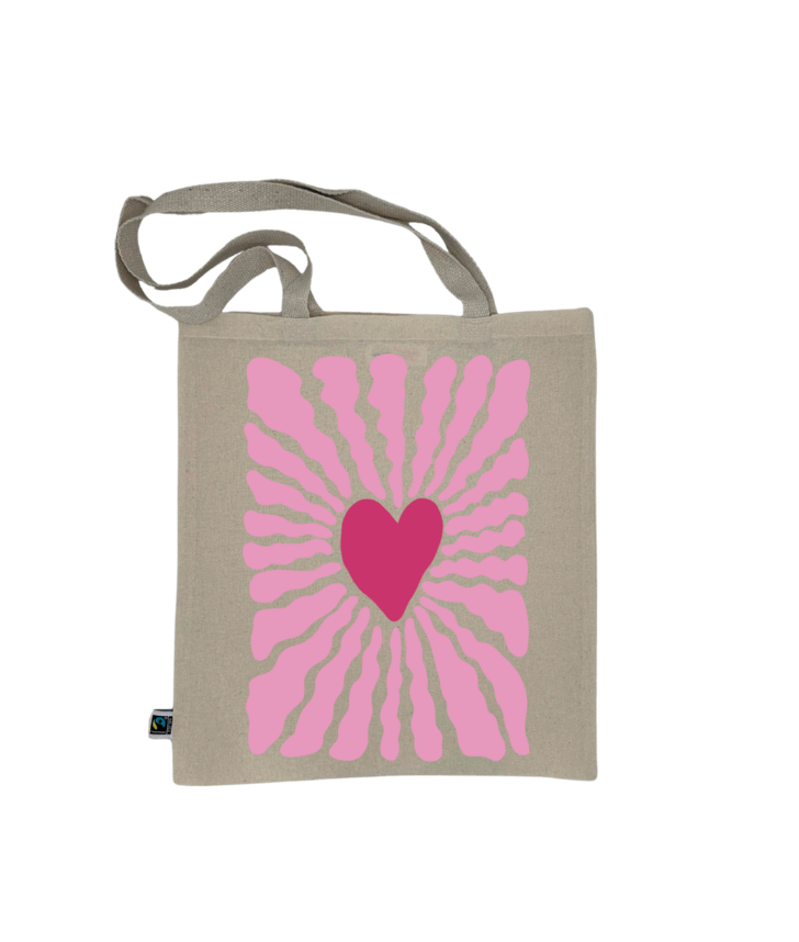 Tote bag, sac de course en coton. Personnalisation du débardeur grâce à une technique de flocage, le DTF, pour une meilleure qualité d’impression et de tenue. La personnalisation est floquée au centre, en haut milieu. Tout est fait à la commande selon la personnalisation choisie. Ici, il s’agit de la personnalisation de DTF, flocage coeur rose. 