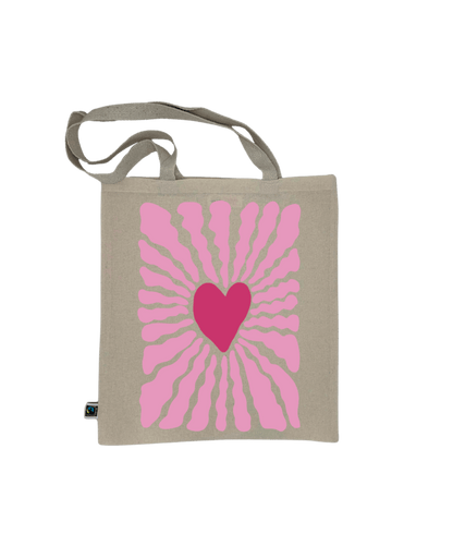 Tote bag, sac de course en coton. Personnalisation du débardeur grâce à une technique de flocage, le DTF, pour une meilleure qualité d’impression et de tenue. La personnalisation est floquée au centre, en haut milieu. Tout est fait à la commande selon la personnalisation choisie. Ici, il s’agit de la personnalisation de DTF, flocage coeur rose. 