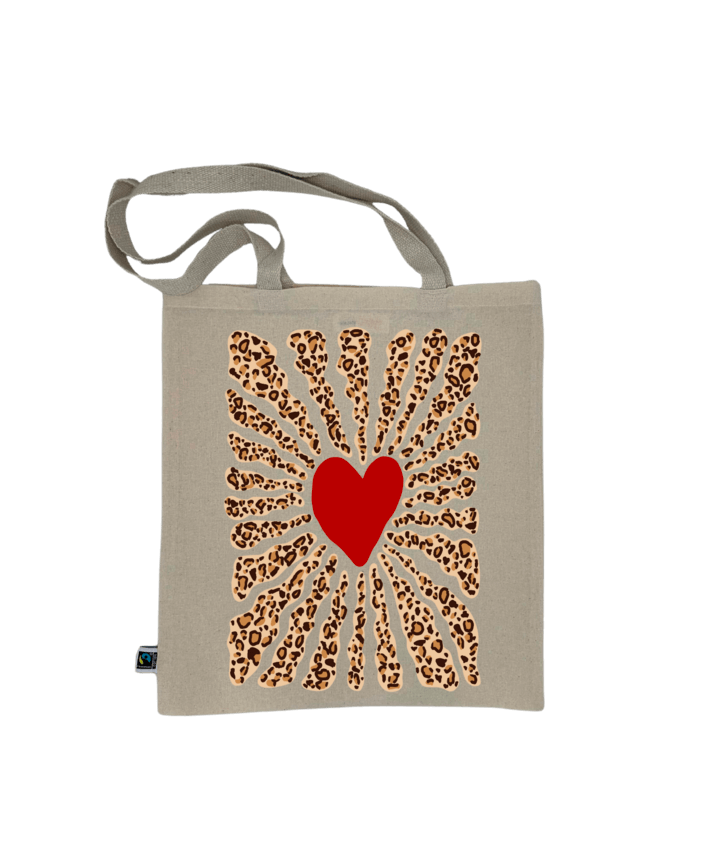 Tote bag, sac de course en coton. Personnalisation du débardeur grâce à une technique de flocage, le DTF, pour une meilleure qualité d’impression et de tenue. La personnalisation est floquée au centre, en haut milieu. Tout est fait à la commande selon la personnalisation choisie. Ici, il s’agit de la personnalisation de DTF, flocage coeur rouge et léopard.