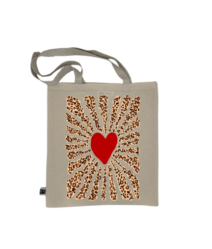 Tote bag, sac de course en coton. Personnalisation du débardeur grâce à une technique de flocage, le DTF, pour une meilleure qualité d’impression et de tenue. La personnalisation est floquée au centre, en haut milieu. Tout est fait à la commande selon la personnalisation choisie. Ici, il s’agit de la personnalisation de DTF, flocage coeur rouge et léopard.