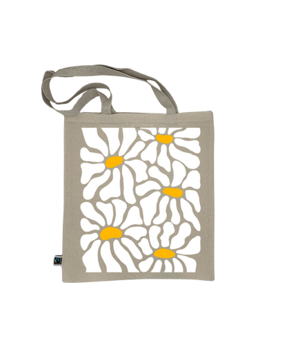 Tote bag, sac de course en coton. Personnalisation du débardeur grâce à une technique de flocage, le DTF, pour une meilleure qualité d’impression et de tenue. La personnalisation est floquée au centre, en haut milieu. Tout est fait à la commande selon la personnalisation choisie. Ici, il s’agit de la personnalisation de DTF, flocage fleur blanc