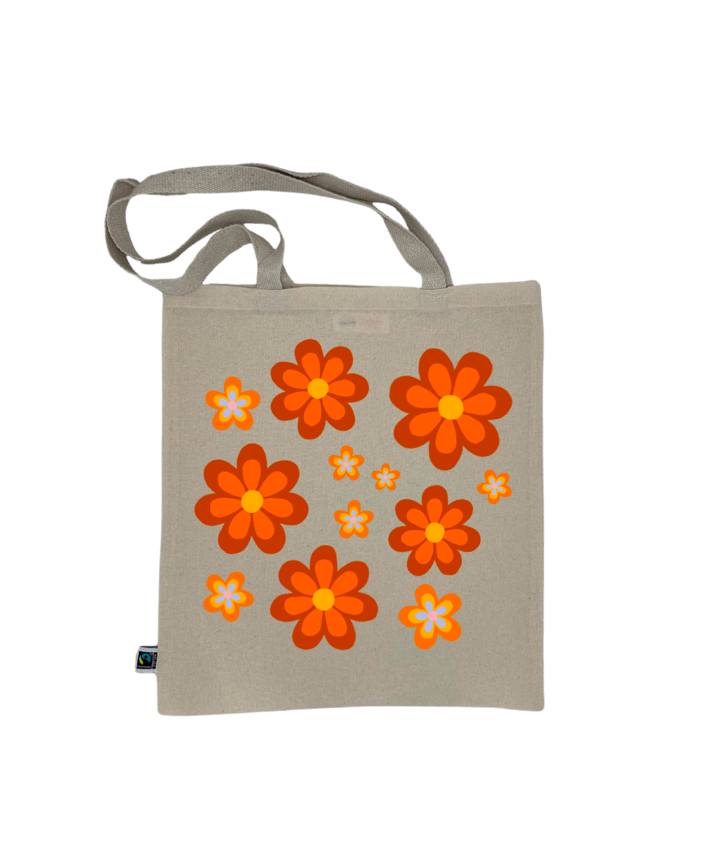 Tote bag, sac de course en coton. Personnalisation du débardeur grâce à une technique de flocage, le DTF, pour une meilleure qualité d’impression et de tenue. La personnalisation est floquée au centre, en haut milieu. Tout est fait à la commande selon la personnalisation choisie. Ici, il s’agit de la personnalisation de DTF, flocage fleur orange, inspiration seventies.