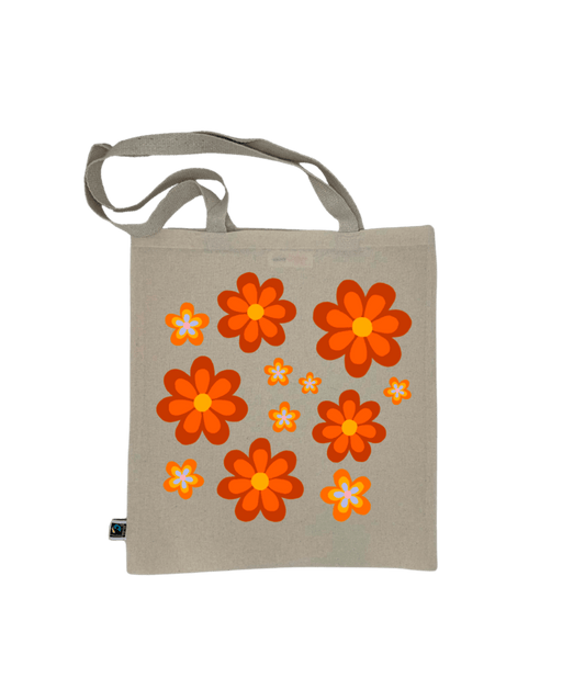 Tote bag, sac de course en coton. Personnalisation du débardeur grâce à une technique de flocage, le DTF, pour une meilleure qualité d’impression et de tenue. La personnalisation est floquée au centre, en haut milieu. Tout est fait à la commande selon la personnalisation choisie. Ici, il s’agit de la personnalisation de DTF, flocage fleur orange, inspiration seventies.