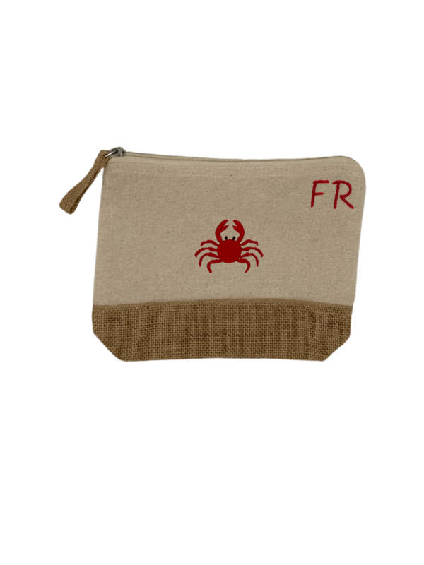 Trousse beige, écru, coton. Personnalisation de la trousse grâce à des broderies et initiales. Il faut choisir parmi un choix de broderies dessinées à la main sur le thème de l’été sur la Côte d’Azur dans les Alpes Maritimes, 06. Initiales brodées sur la trousse en haut à droite. Choix couleur du fil pour les initiales, personnalisation unique. Toutes les broderies sont faites à la commande selon la personnalisation choisie. Ici, il s’agit de la broderie crabe rouge.