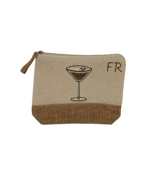 Trousse beige, écru, coton. Personnalisation de la trousse grâce à des broderies et initiales. Il faut choisir parmi un choix de broderies dessinées à la main sur le thème de l’été sur la Côte d’Azur dans les Alpes Maritimes, 06. Initiales brodées sur la trousse en haut à droite. Choix couleur du fil pour les initiales, personnalisation unique. Toutes les broderies sont faites à la commande selon la personnalisation choisie. Ici, il s’agit de la broderie espresso martini.