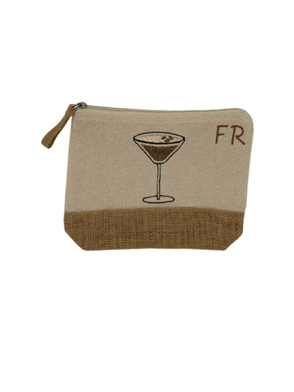 Trousse beige, écru, coton. Personnalisation de la trousse grâce à des broderies et initiales. Il faut choisir parmi un choix de broderies dessinées à la main sur le thème de l’été sur la Côte d’Azur dans les Alpes Maritimes, 06. Initiales brodées sur la trousse en haut à droite. Choix couleur du fil pour les initiales, personnalisation unique. Toutes les broderies sont faites à la commande selon la personnalisation choisie. Ici, il s’agit de la broderie espresso martini.
