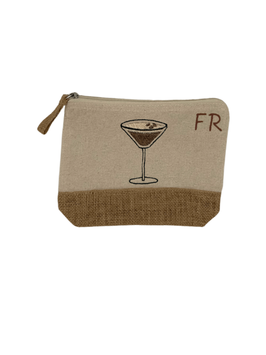 Trousse beige, écru, coton. Personnalisation de la trousse grâce à des broderies et initiales. Il faut choisir parmi un choix de broderies dessinées à la main sur le thème de l’été sur la Côte d’Azur dans les Alpes Maritimes, 06. Initiales brodées sur la trousse en haut à droite. Choix couleur du fil pour les initiales, personnalisation unique. Toutes les broderies sont faites à la commande selon la personnalisation choisie. Ici, il s’agit de la broderie espresso martini.