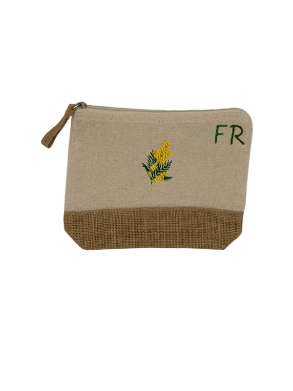 Trousse beige, écru, coton. Personnalisation de la trousse grâce à des broderies et initiales. Il faut choisir parmi un choix de broderies dessinées à la main sur le thème de l’été sur la Côte d’Azur dans les Alpes Maritimes, 06. Initiales brodées sur la trousse en haut à droite. Choix couleur du fil pour les initiales, personnalisation unique. Toutes les broderies sont faites à la commande selon la personnalisation choisie. Ici, il s’agit de la broderie mimosa, jaune et vert.