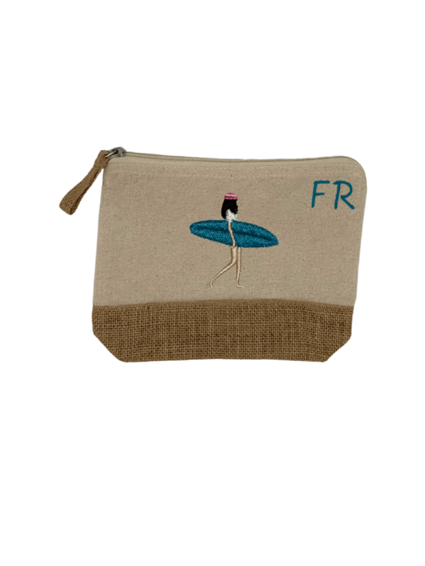 Trousse beige, écru, coton. Personnalisation de la trousse grâce à des broderies et initiales. Il faut choisir parmi un choix de broderies dessinées à la main sur le thème de l’été sur la Côte d’Azur dans les Alpes Maritimes, 06. Initiales brodées sur la trousse en haut à droite. Choix couleur du fil pour les initiales, personnalisation unique. Toutes les broderies sont faites à la commande selon la personnalisation choisie. Ici, il s’agit de la broderie surf, surfeuse, planche de surf.
