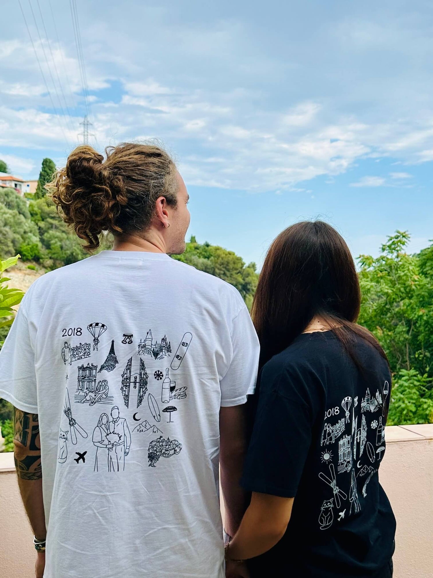 T-shirt personnalisé avec plein de dessins qui représentent : voyages, animaux, souvenirs, dates, photos, paysages, nourriture, passions, sports, métiers… Les dessins sont imprimés sur un teeshirt personnalisé. C’est une super idée cadeau pour un cadeau unique pour un anniversaire, un couple, son chéri, sa chérie, un EVJF ou EVG, mariage, famille… 